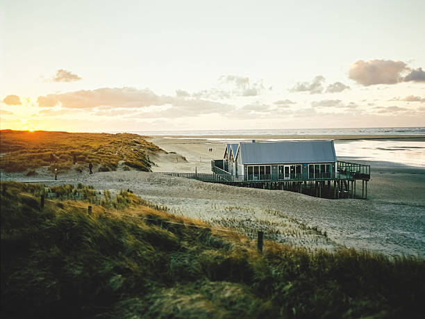 house near the sea - nederland strand stockfoto's en -beelden