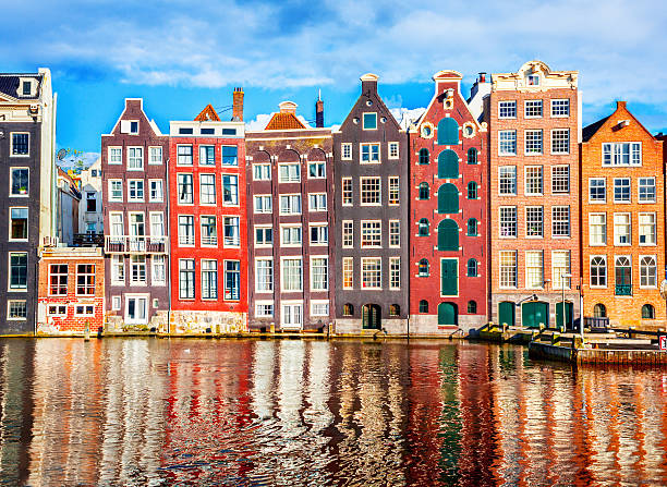 houses in amsterdam - zomer nederland stockfoto's en -beelden