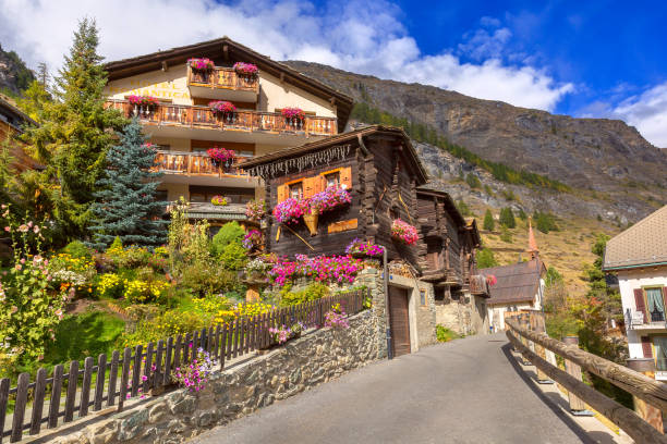 houses-in-zermatt-alpine-village-switzerland-picture-id1264797544