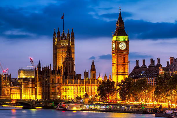 houses of parliament at night , westminster, london, uk - saat kulesi stok fotoğraflar ve resimler
