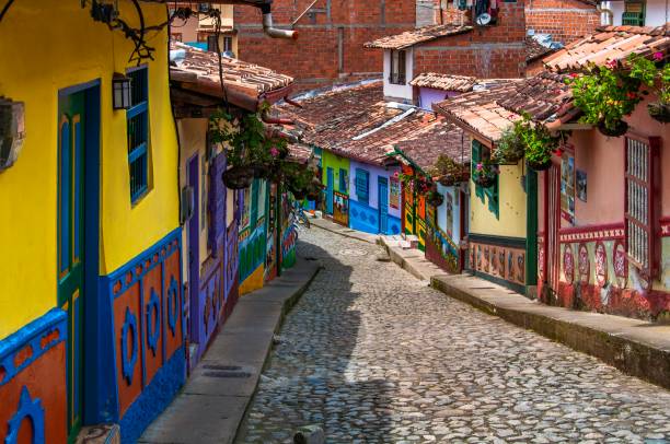 カラフルなエンブレムや guatape、コロンビア、メデリンの近くに住んでいる人々 を表すシンボルに壁が付いている家を描いた。 - コロンビア ストックフォトと画像