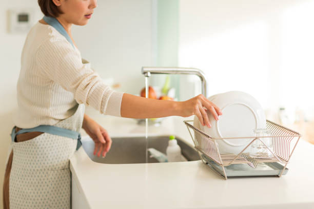主婦洗濯皿 - 片付け ストックフォトと画像