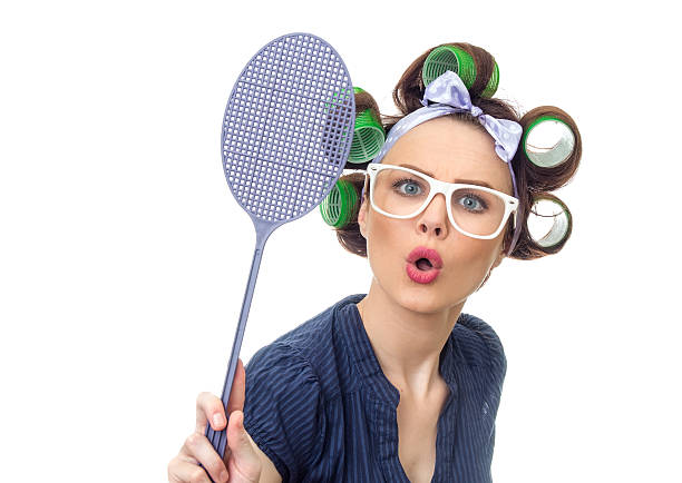 housewife with fly swatter - vliegenmepper stockfoto's en -beelden