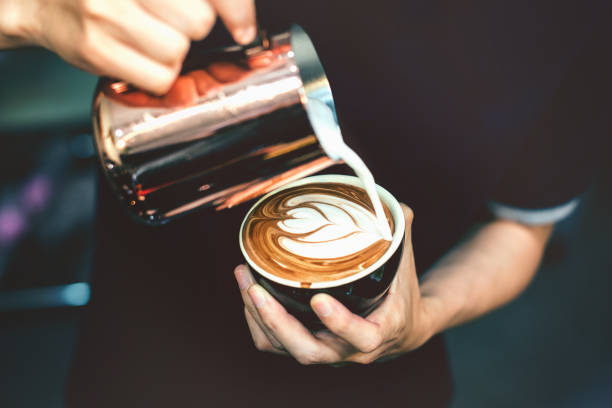 hoe te maken van latte art door barista focus in melk en koffie in vintage kleurtoon. - cappuccino stockfoto's en -beelden