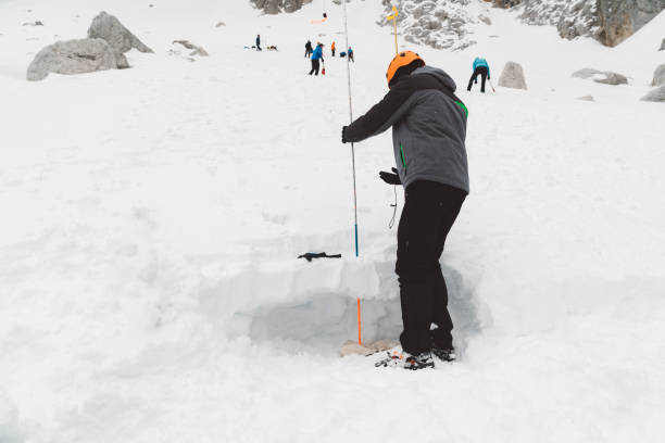 как использовать лавиноопасный спасательный комплект - avalanche стоковые фото и изображения