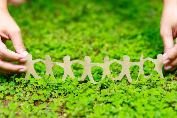cadena humana en verde (csr) - sustainability bonds fotografías e imágenes de stock