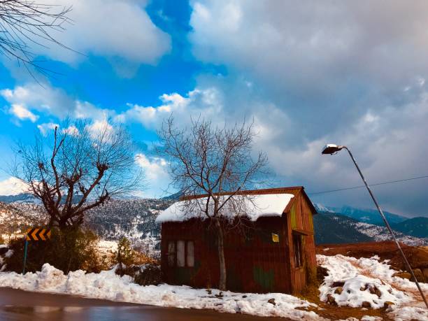 Hut in Kashmir Hut covered with snow in Kashmir srinagar stock pictures, royalty-free photos & images