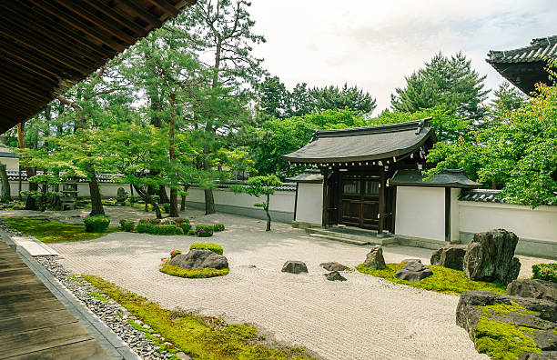 hyakumanben чи цзи храм, киото, япония - японский сад камней стоковые фото и изображения