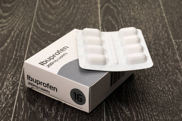 ibuprofen tabletten - pijnstiller stockfoto's en -beelden