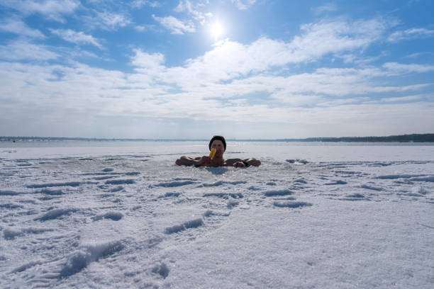 ijsbad - ice swimming stockfoto's en -beelden