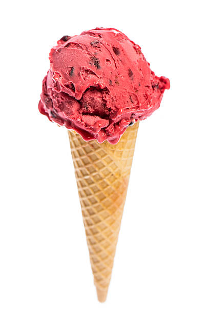 cone de de gelado com baga gelado isolado num fundo branco - strawberry ice cream imagens e fotografias de stock