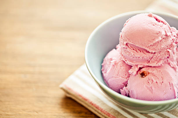 gelados gelado - strawberry ice cream imagens e fotografias de stock