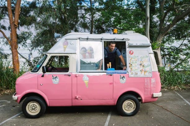 vendedor de helado en busca de clientes. - ice cream truck fotografías e imágenes de stock