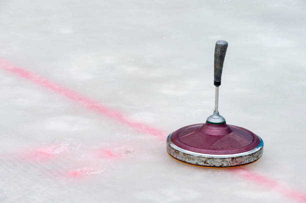 ijs voorraad sport, beierse curling steen op een ijsbaan - curling stockfoto's en -beelden