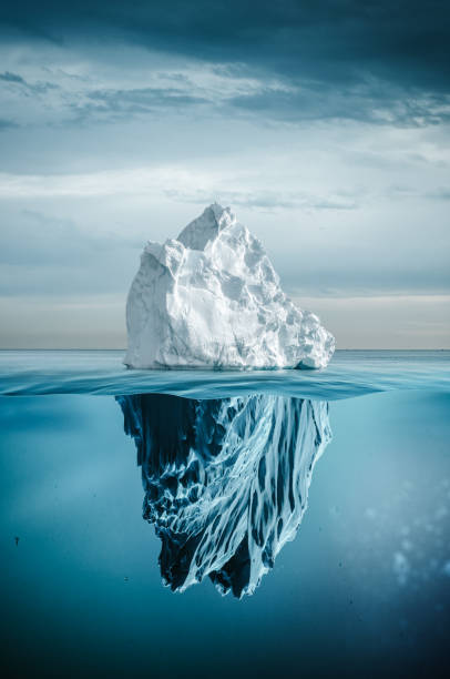 ijsberg met boven en onderwater - ijsberg stockfoto's en -beelden