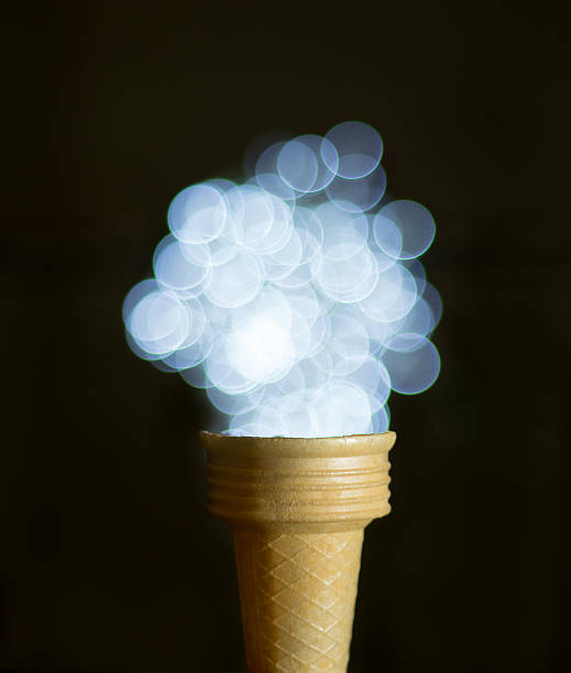 cono gelato e luci bokeh - forced perspective foto e immagini stock