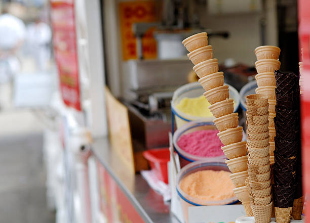 helado van en británica tradicional en la playa - ice cream truck fotografías e imágenes de stock