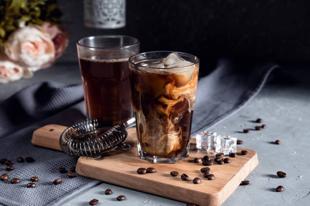 café gelado em um vidro alto com creme - café gelado - fotografias e filmes do acervo