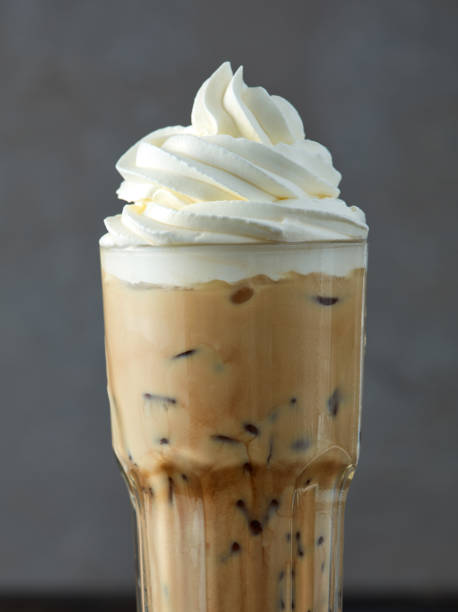 iced koffie latte met slagroom - caffè mocha stockfoto's en -beelden