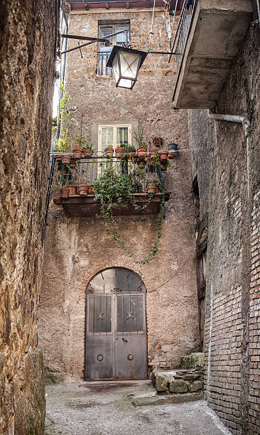 idyllic alley in bagnaia, lazio italy - bagnaia 個照片及圖片檔
