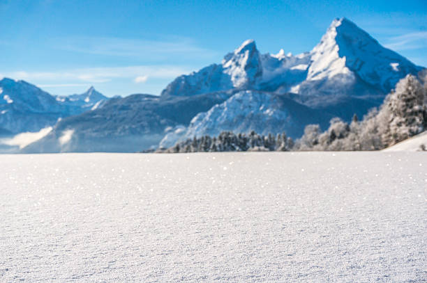 idyllische landschaft der bayerischen alpen, berchtesgaden, deutschland - alpen unscharf winter stock-fotos und bilder