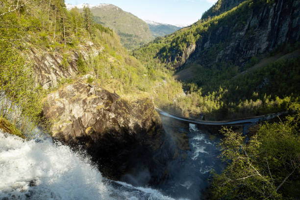 Idyllisch stukje natuur in Noorwegen waterval stock photo