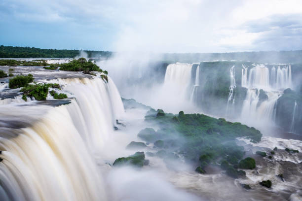 ブラジルとアルゼンチンの国境にイグアスの滝 (イグアスの滝) - フォスドイグアス 写真 ストックフォトと画像