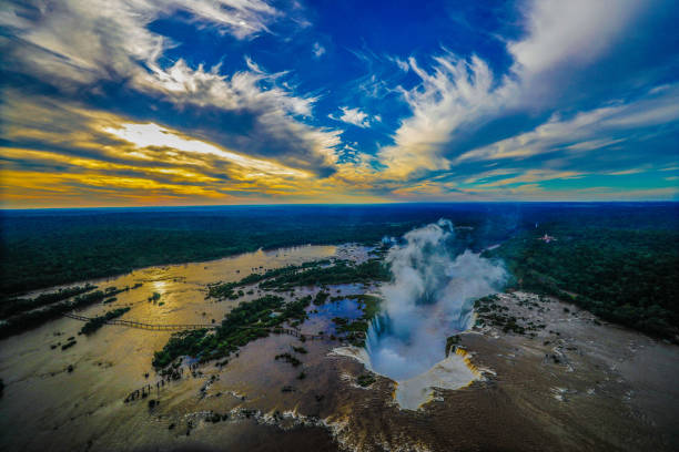 iguaçu滝 - フォスドイグアス 写真 ストックフォトと画像
