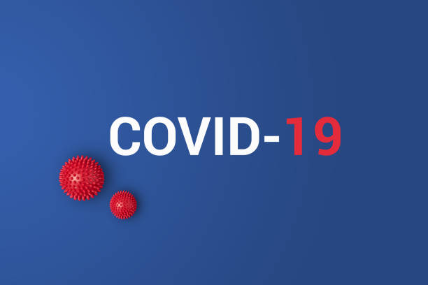 iinscription covid-19 auf blauem hintergrund mit rotem ball - covid 19 stock-fotos und bilder