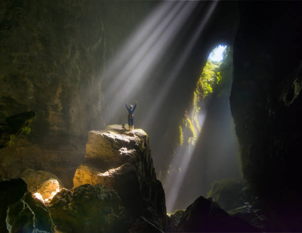 beleuchtung - höhlenklettern stock-fotos und bilder