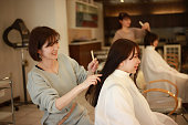 髪を切る美容師のイメージ