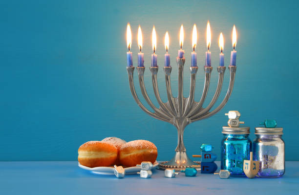 imagen del día de fiesta judío fondo hanukkah menorah (candelabros tradicionales) y velas. - hanukkah fotografías e imágenes de stock