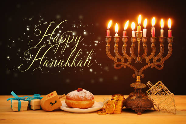 imagen de fiesta los judíos fondo de hanukkah con spinnig tradicional, menorah (candelabros tradicionales) y velas ardientes. - happy hanukkah fotografías e imágenes de stock