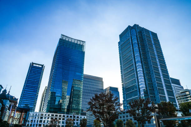 東京丸の内ビジネス街とオフィスビルのイメージ - 丸の内 ストックフォトと画像