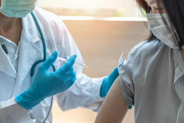 세계 예방 접종 주간 및 국제 hpv 인식의 날을 위한 백신 주사를 가진 어린 아이 소녀를 가진 독감 주사, 인플루엔자, hpv 또는 covid-19 예방을 위한 예방 및 예방 - polio 뉴스 사진 이미지
