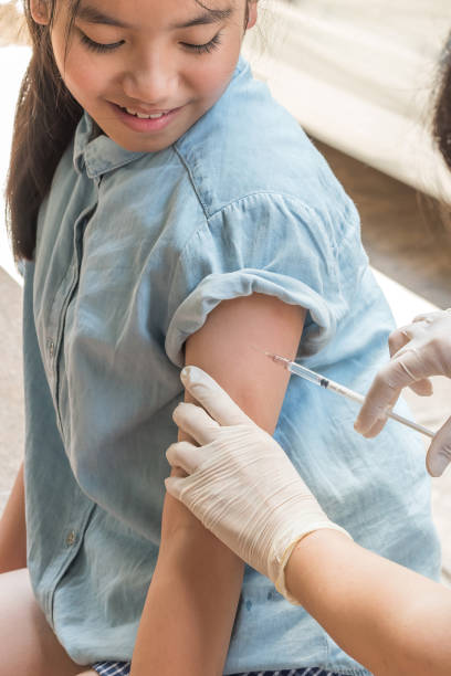 aşı ve aşılama için genç çocuk kız çocuk felci önleme - polio stok fotoğraflar ve resimler