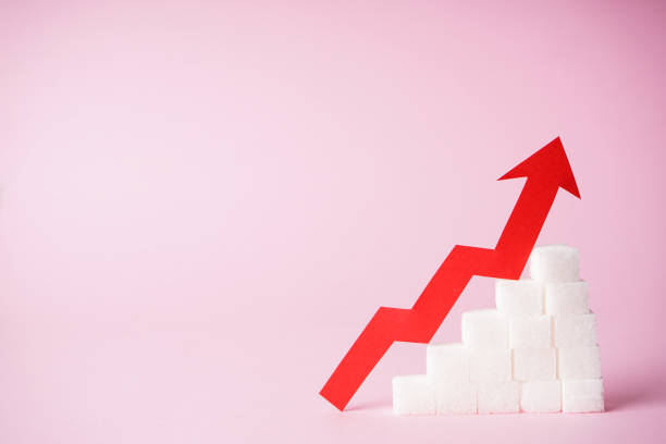 Increase in blood sugar levels, the graph of growth of the sugar cubes and arrow on top on a pink background with space for text. Diabetes concept. Diabetes concept. Increase in blood sugar levels, the graph of growth of the sugar cubes and arrow on top on a pink background with space for text. hyperglycemia stock pictures, royalty-free photos & images