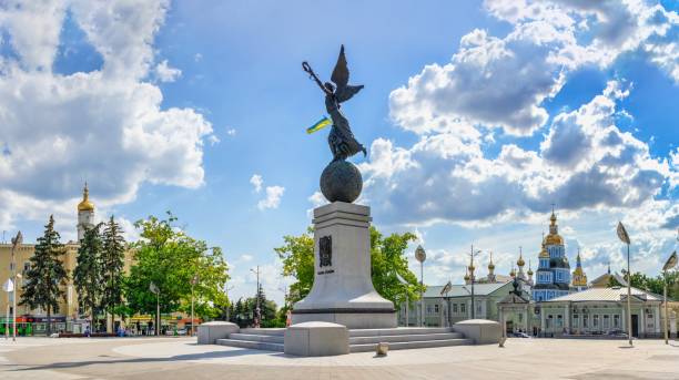 independence monument on constitution square in kharkiv, ukraine - kharkiv imagens e fotografias de stock
