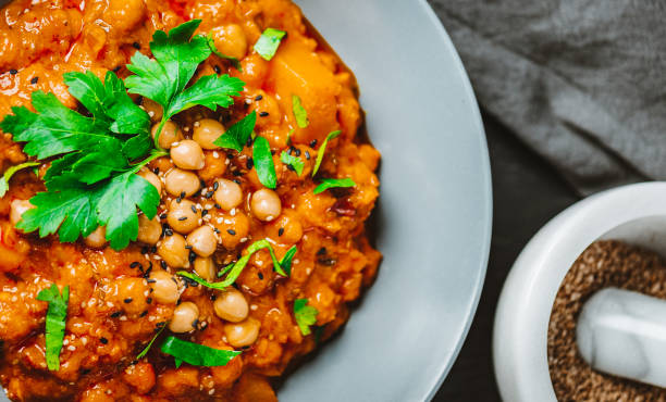 indiase chana alu masala met koriander – kikkererwten curry - vegan keto stockfoto's en -beelden