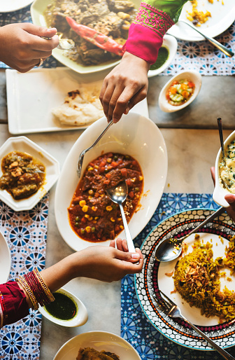 インド人の食事食品カジュアルな社会概念 - ストックフォト・写真素材...