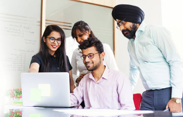 indiase team samen te werken en op zoek op een scherm van de laptop - india stockfoto's en -beelden