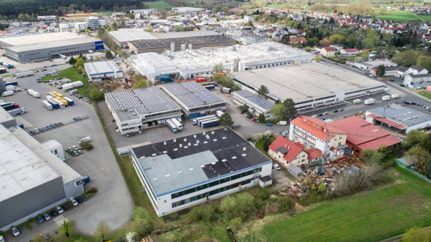 industriezone, industriële district - luchtfoto - zonnepanelen warehouse stockfoto's en -beelden