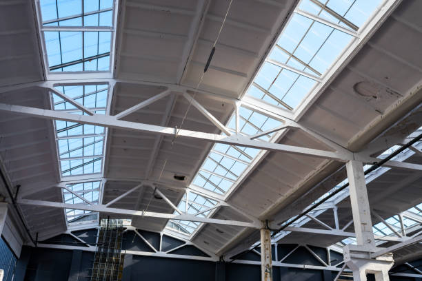 industrieel dak in de fabriek - zonnepanelen warehouse stockfoto's en -beelden