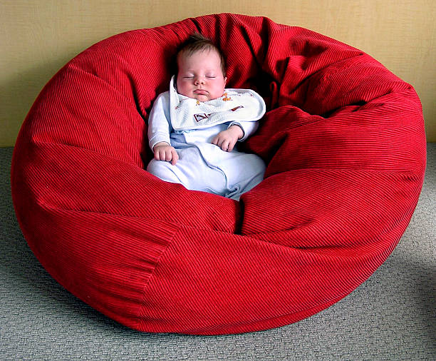 младенца спать на кресло-мешок - bean bag for baby стоковые фото и изображе...
