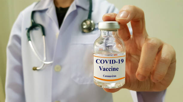 enfeksiyon doktoru, yeni korona virüsü enfeksiyonunun önlenmesi, bağışıklama ve tedavisi için covid 19 aşıyı göstermektedir (covid-19,roman coronavirus hastalığı 2019 veya wuhan'dan ncov 2019). tıbbi teknoloji. - covid vaccine stok fotoğraflar ve resimler
