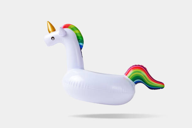 uppblåsbara unicorn pool leksak på vit bakgrund. minimal sommaren - flotte bildbanksfoton och bilder