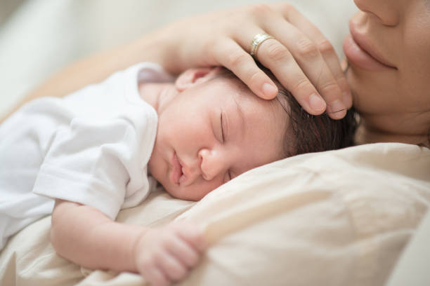 amore innocente tra madre e neonato - kostic foto e immagini stock