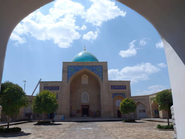 all'interno della madrasa barak-khan a tashkent, uzbekistan - barak foto e immagini stock