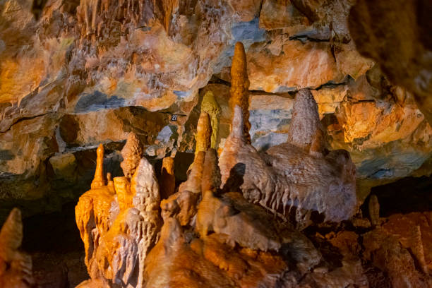 in karstgrotten, stalagmieten en stalactieten - stalagmiet stockfoto's en -beelden