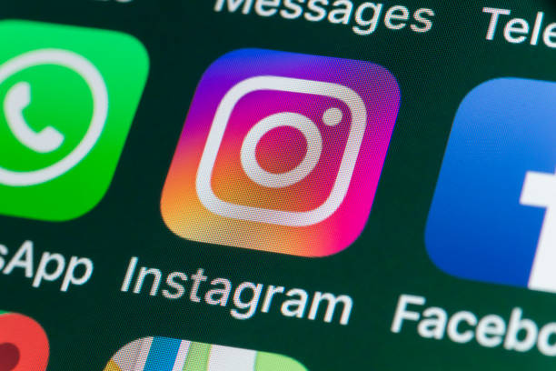 instagram, whatsapp, facebook and other apps on iphone screen - instagram imagens e fotografias de stock